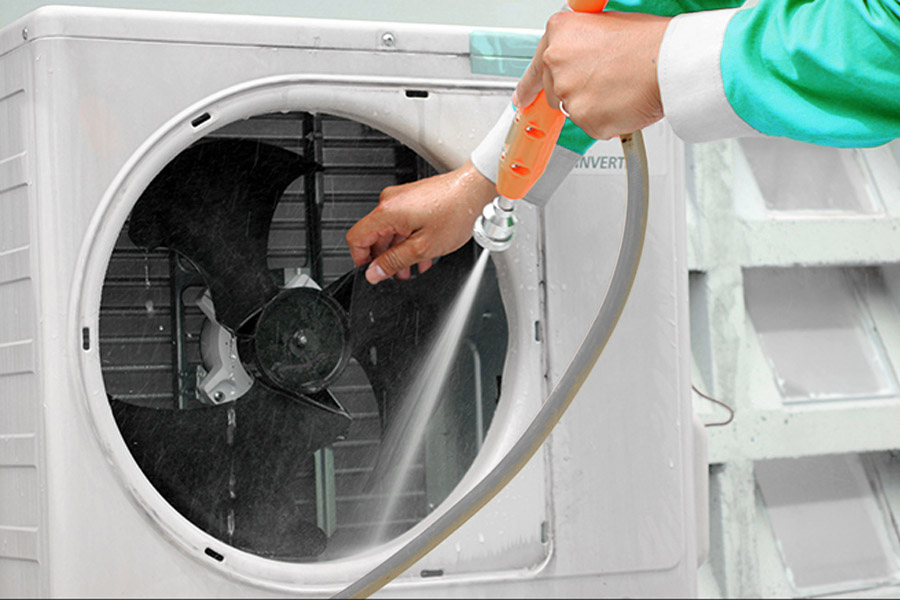 Cách vệ sinh máy lạnh Daikin tại nhà đơn giản & an toàn